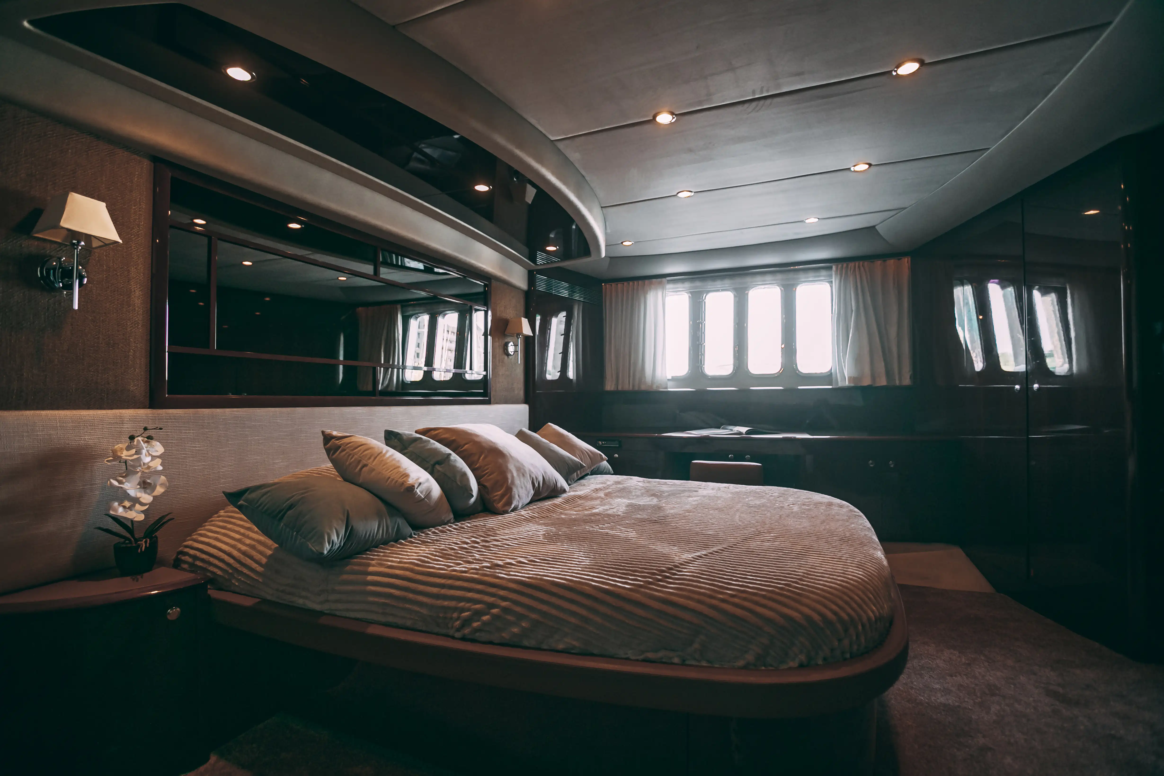 Яхта Princess 68